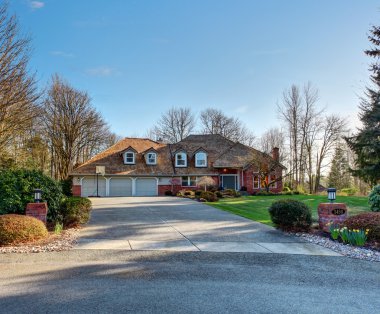 Amerikan geleneksel driveway ev ile büyük.