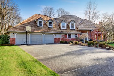 Amerikan geleneksel driveway ev ile büyük.