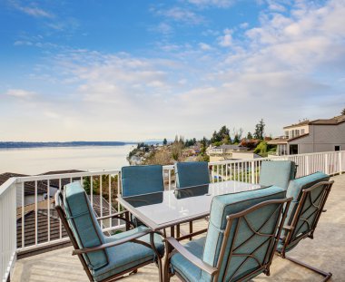 Dışarı bir konumu olan büyük sundurma görüntülemek Gölü.