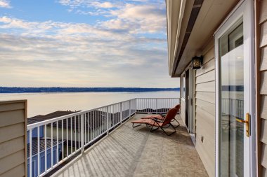 Dışarı bir konumu olan büyük sundurma görüntülemek Gölü.