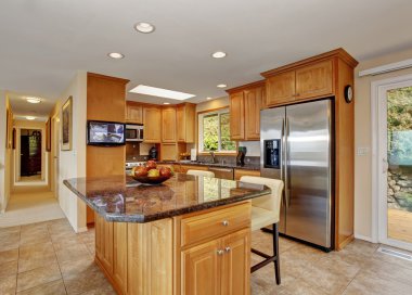 ada ve fayans döşeme ile geleneksel mutfak.