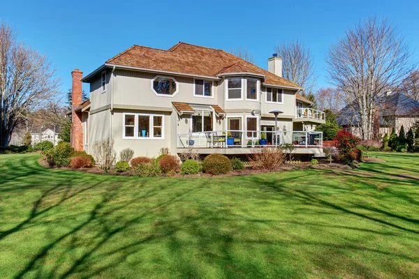 Großer Hinterhof mit viel Grün und möblierte Veranda. — Stockfoto