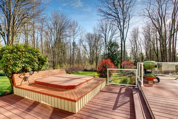 Large back yard with greenery, and furnished back porch. — Stock Photo, Image