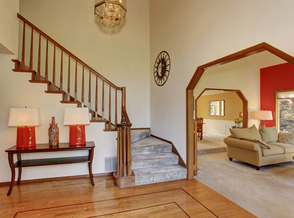 Modernes Wohnzimmer mit knallroter Wand und schönem Dekor. — Stockfoto