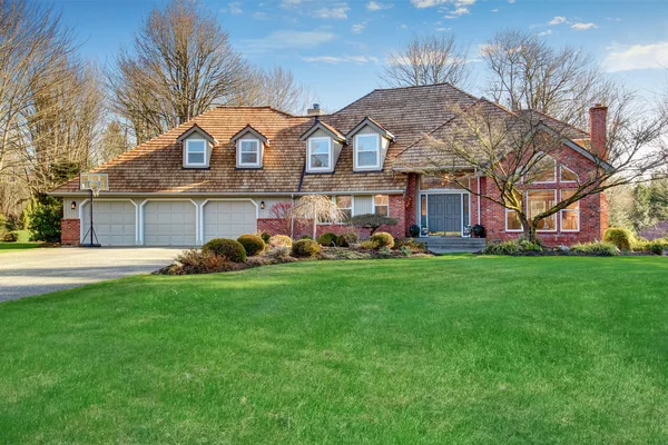 Amerikanisches traditionelles Haus mit großer Einfahrt. — Stockfoto