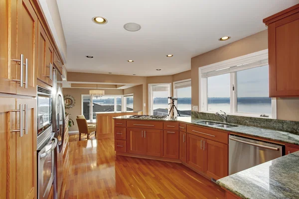 Underbara kök med djupa lövträ golv och marmor räknare. — Stockfoto