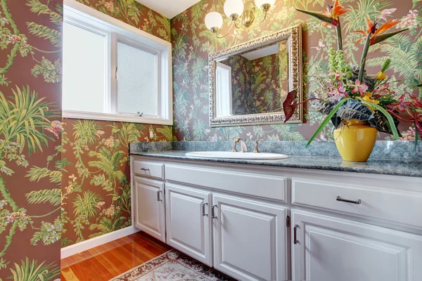 Salle de bain colorée avec des murs floraux et des notes blanches . — Photo