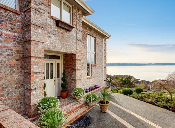 Stor veranda med en ut stående Visa av sjön. — Stockfoto