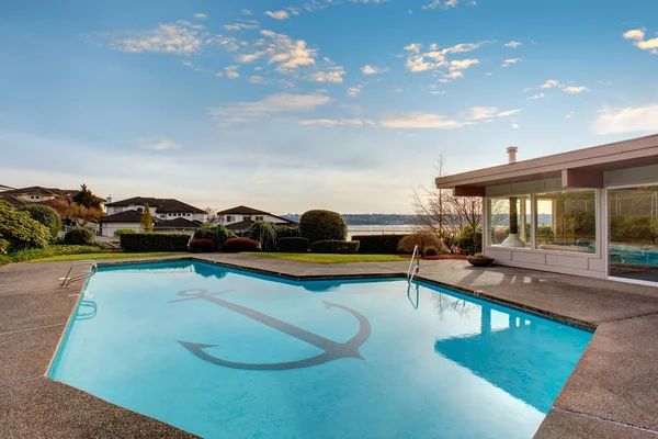 Grande piscina com vista para o lago . — Fotografia de Stock