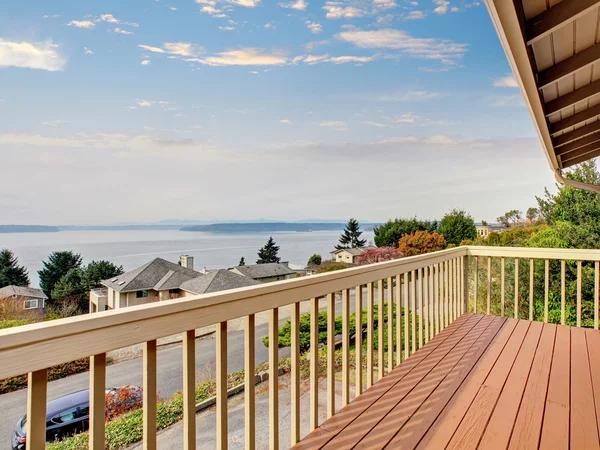 Güzel bir göl manzarası ile mükemmel balkon. — Stok fotoğraf