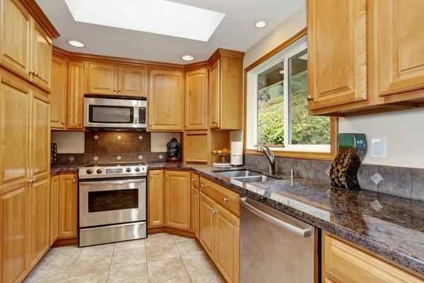 Traditional kitchen with island and tile floor. — Stock Photo, Image