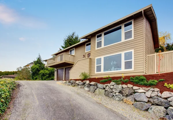 Lovely traditional home with two garage spaces and driveway. — Stock Photo, Image