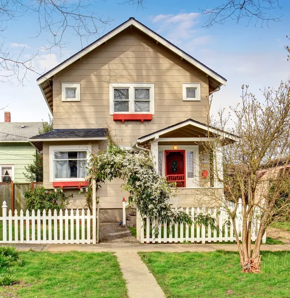 Casa vintage perfeito com cerca branca . — Fotografia de Stock