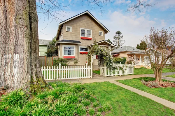 Perfecta casa vintage con cerca blanca . — Foto de Stock