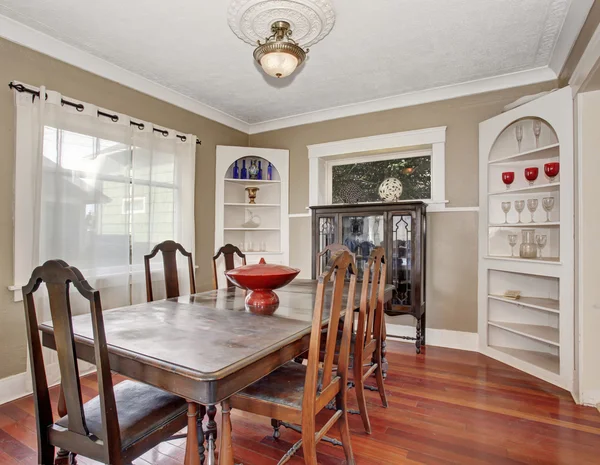 Sala da pranzo di classe con elegante arredamento soffitto . — Foto Stock