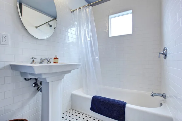 Светлая ванная комната с плиточным полом . — стоковое фото