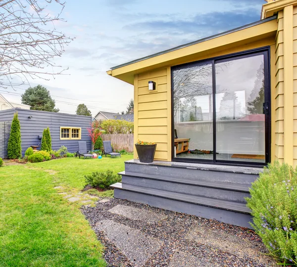 Patio trasero perfecto con camino de piedra . — Foto de Stock