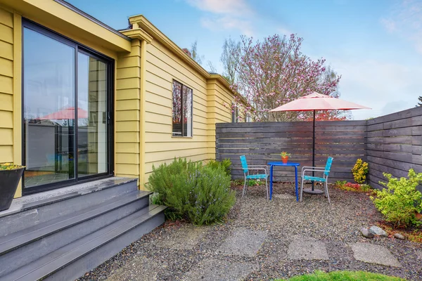 Patio trasero perfecto con camino de piedra . — Foto de Stock