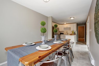 gri duvarlar ve uzun tablo olağanüstü yemek odası.