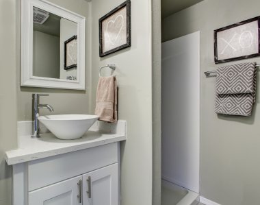 Gri yeşil duvar ve basit dekor güzel banyo.