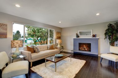 Koyu ahşap döşeme ile modern oturma odası.