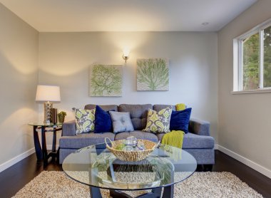 Mavi koltuk ile sevimli Oda.