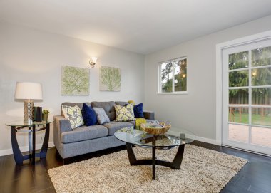 Mavi koltuk ile sevimli Oda.