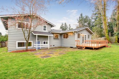 Güverte ve ot hoş arka bahçesinde.