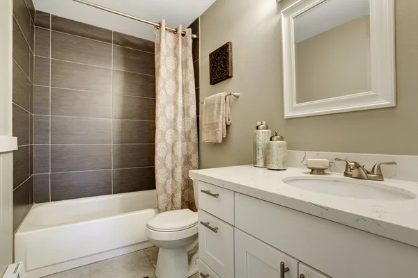 Simplistic bathroom wth grey and white theme. — Stock Photo, Image