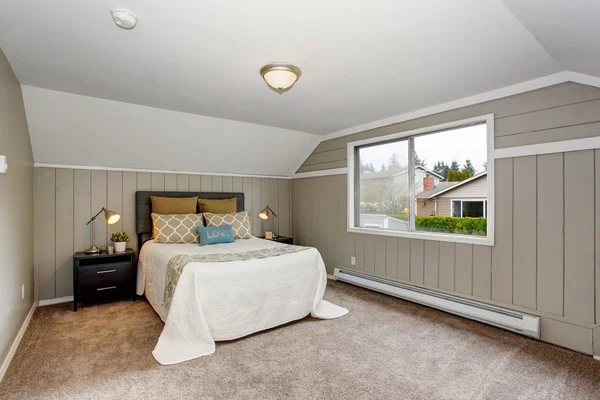 Perfect bedroom with gry walls and white bedding. — Stock Photo, Image