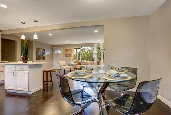 Excelente zona de comedor con mesa de cristal . —  Fotos de Stock