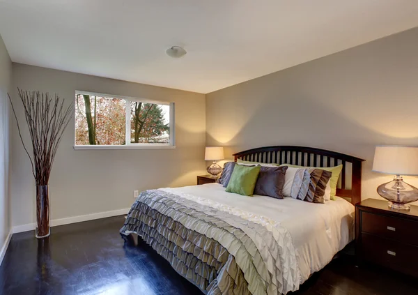 Perfecto dormitorio de madera dura con ropa de cama con volantes . —  Fotos de Stock