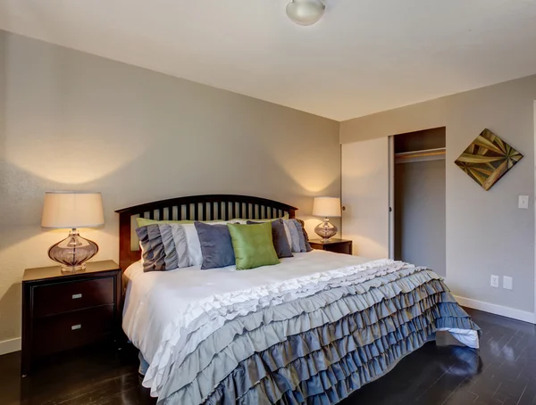 Camera da letto in legno massello perfetta con biancheria da letto arruffata . — Foto Stock