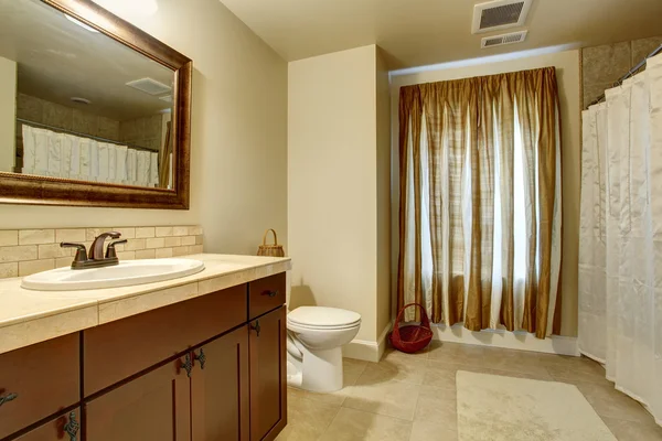 Elegant bathroom with tan enterior. — Stock Photo, Image