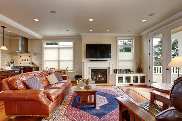 Luxusní obývací pokoj s červenými a modrými koberec. — Stock fotografie