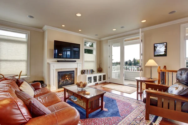 Luxus-Wohnzimmer mit rotem und blauem Teppich. — Stockfoto