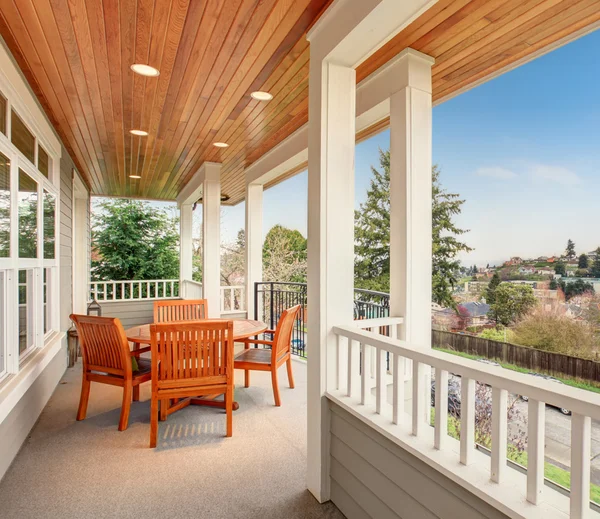 Perfecte overdekt balkon met een uitzicht. — Stockfoto