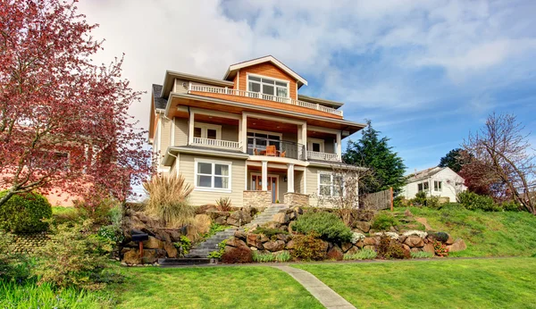 Elegant entrance to large american home. — Stock Photo, Image