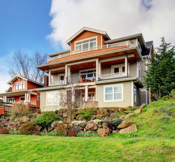 Elegant entrance to large american home. — Stock Photo, Image