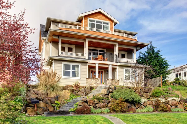 Elegant entrance to large american home. — Stock Photo, Image