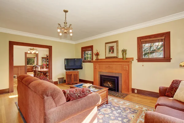 Klasik keluarga ruang tamu dengan dekorasi chic . — Stok Foto