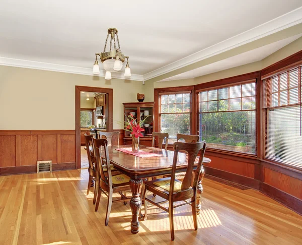 Bien mis ensemble salle à manger avec plancher de bois franc . — Photo