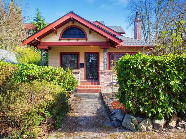 Gorgeous northwest home with red trim. — Stock Photo, Image