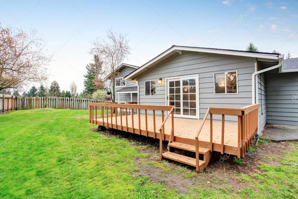 schoner garten terrasse, schöner garten mit terrasse und gras — stockfoto © iriana88w #79052148, Design ideen
