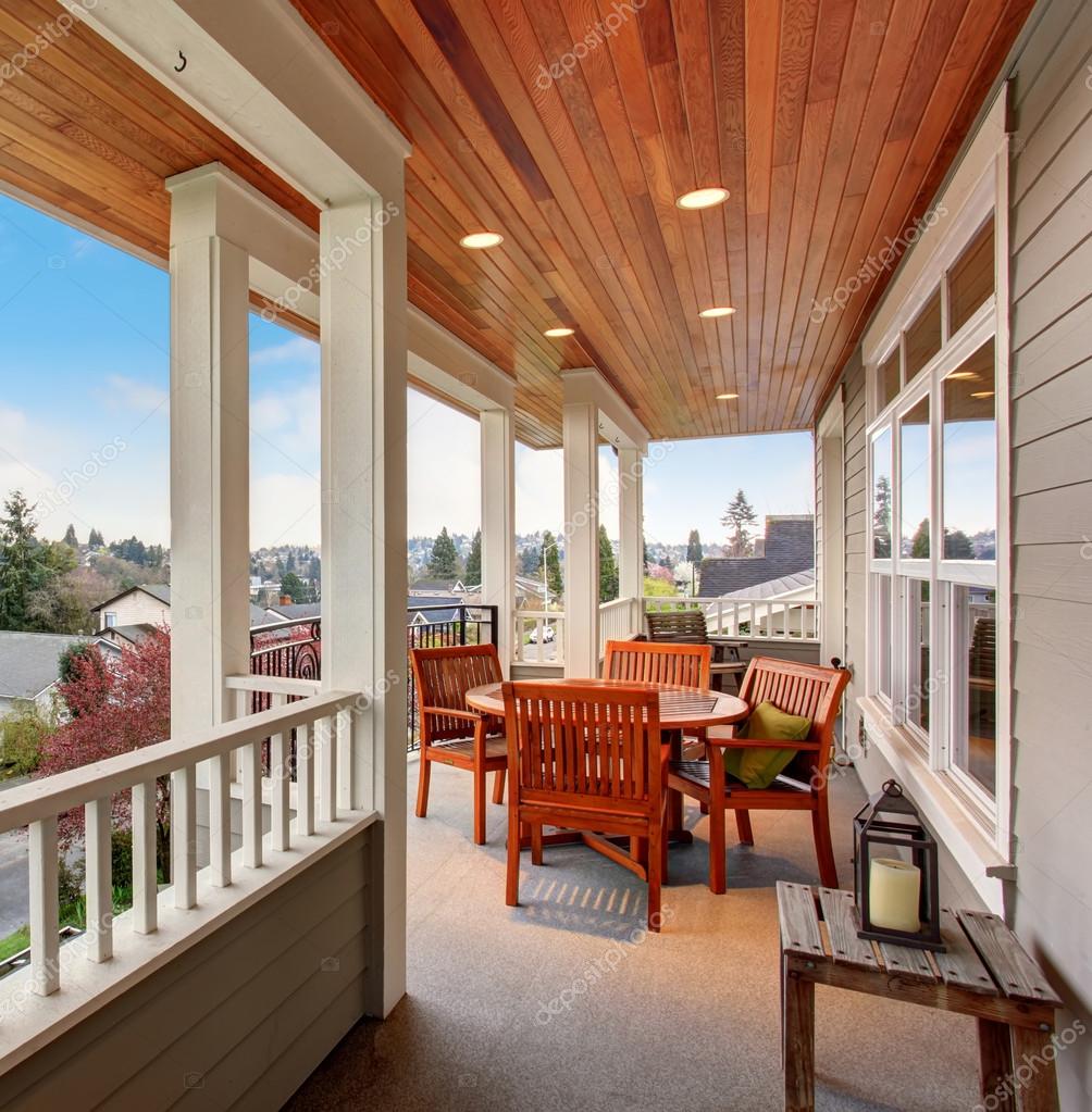 Perfecte overdekt balkon met een uitzicht — Stockfoto © iriana88w ... Perfecte overdekt balkon met een uitzicht — Stockfoto © iriana88w ...
