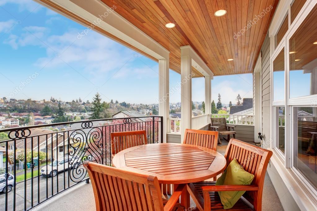 Perfecte overdekt balkon met een uitzicht — Stockfoto © iriana88w ... Perfecte overdekt balkon met een uitzicht — Stockfoto © iriana88w ...