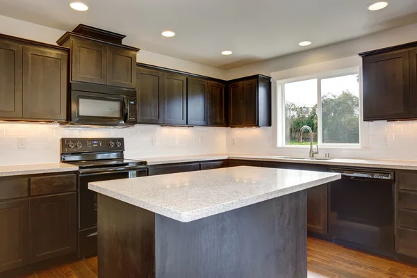 Modern kitchen with stained cabinets. — Stock Photo, Image