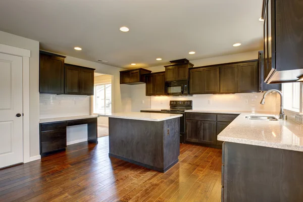 Modern kitchen with stained cabinets. — Stock Photo, Image