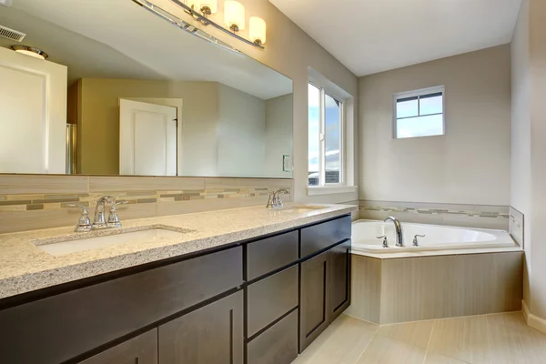 Vackra badrum med stort badkar. — Stockfoto