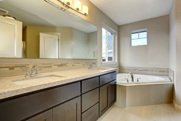 Beautiful bathroom with large bathtub. — Stock Photo, Image